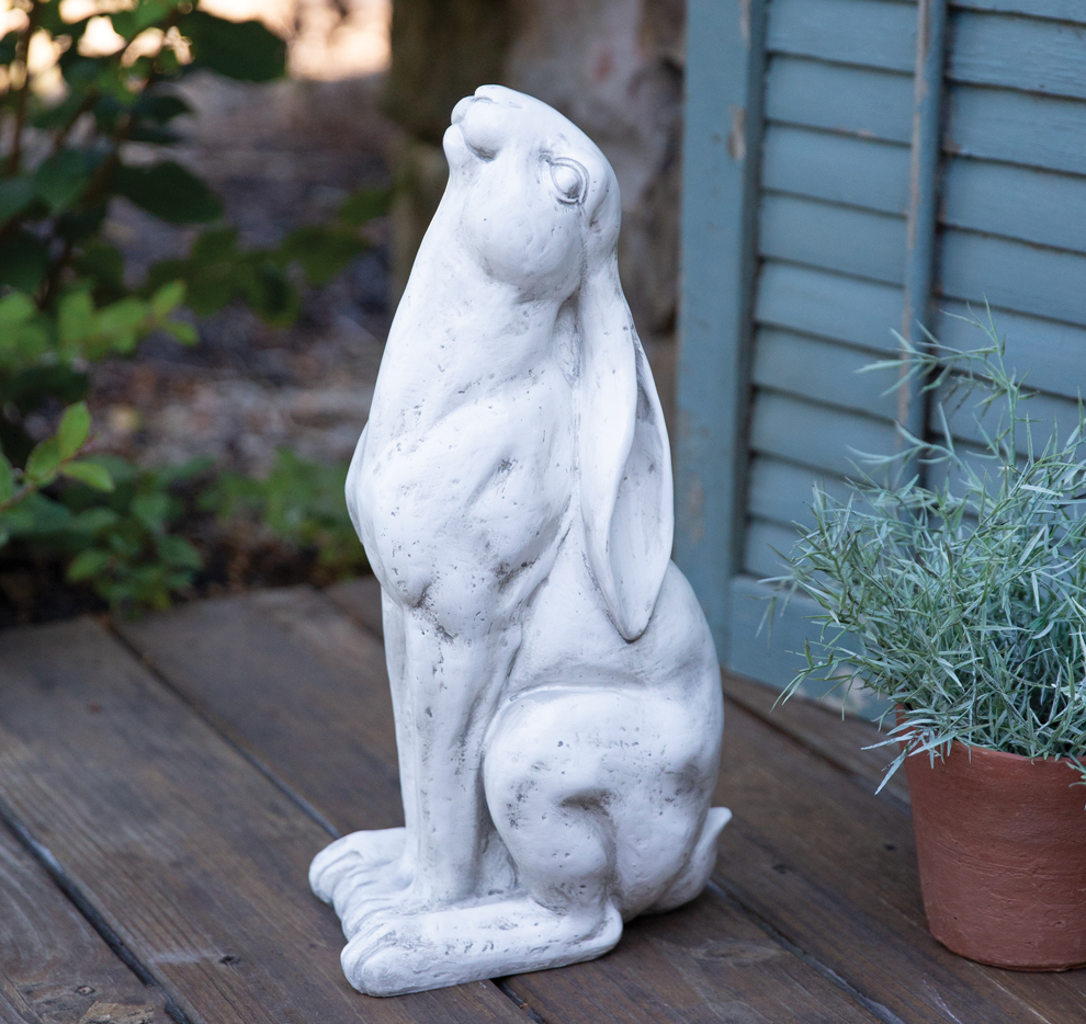 *Statue de jardin de lièvre regardant 