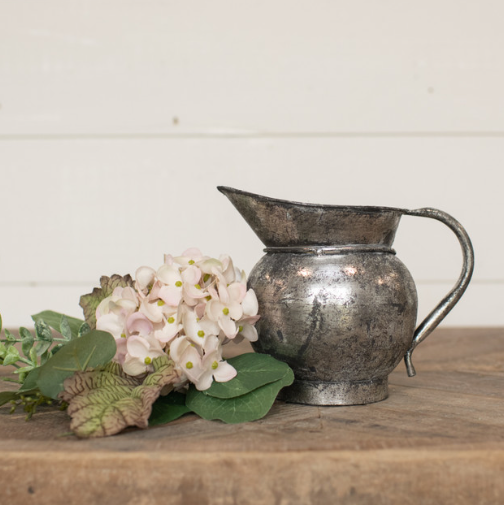 *Pichet en argent de style primitif 